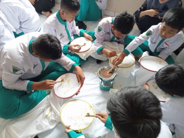 Praktek Anak Membatik